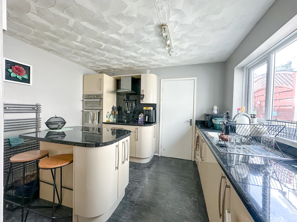 3 bed terraced house for sale in Sir Ivor Road, Pontllanfraith - Property Image 5