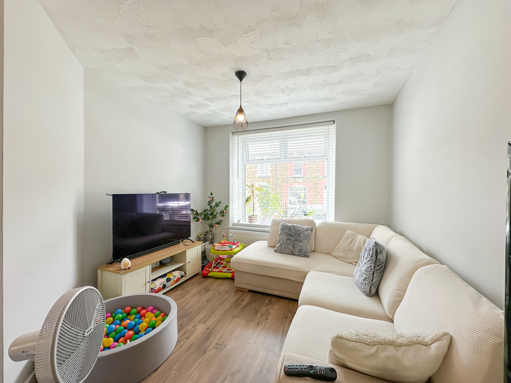 3 bed terraced house for sale in Sir Ivor Road, Pontllanfraith - Property Image 6