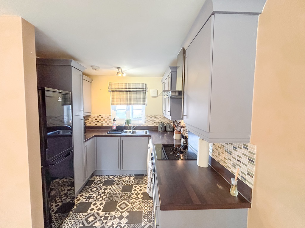 1 bed ground floor flat for sale in Heron Drive, Penallta - Property Image 3