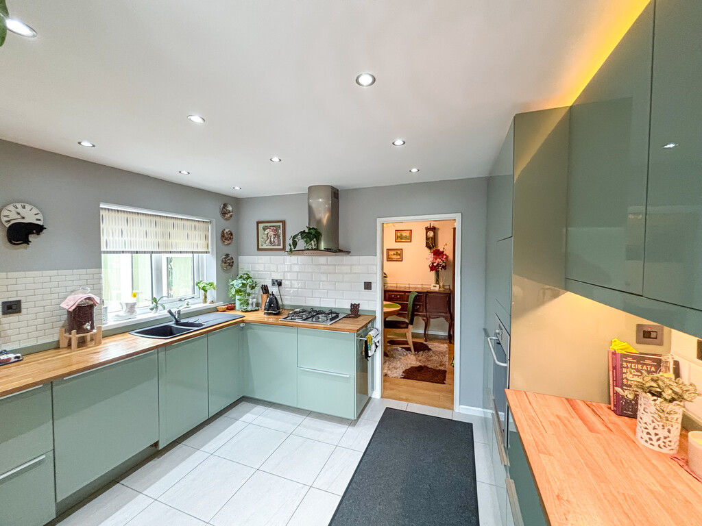 3 bed detached house for sale in Julian Heights, Fleur De Lis, NP12  - Property Image 8