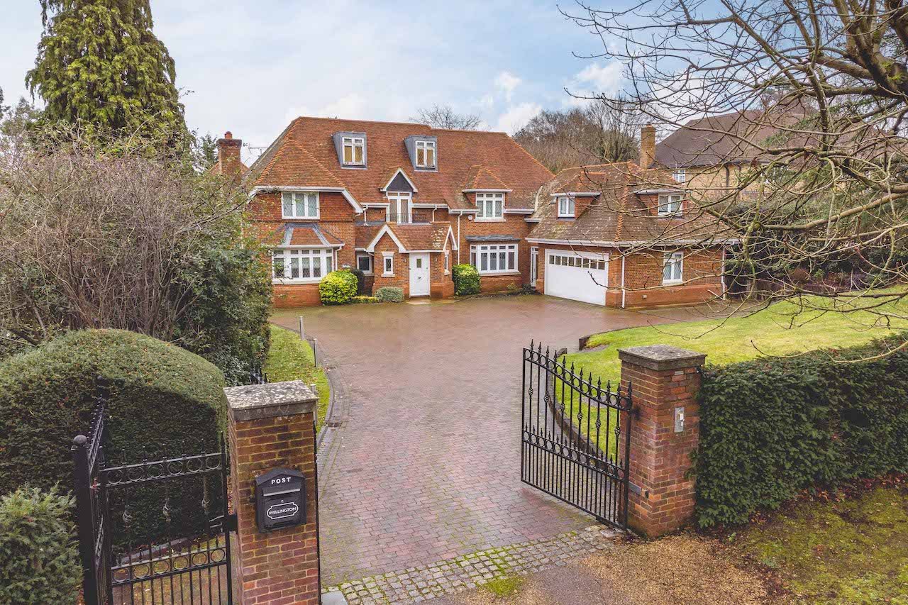 6 bed detached house for sale in Burtons Way, Chalfont St Giles