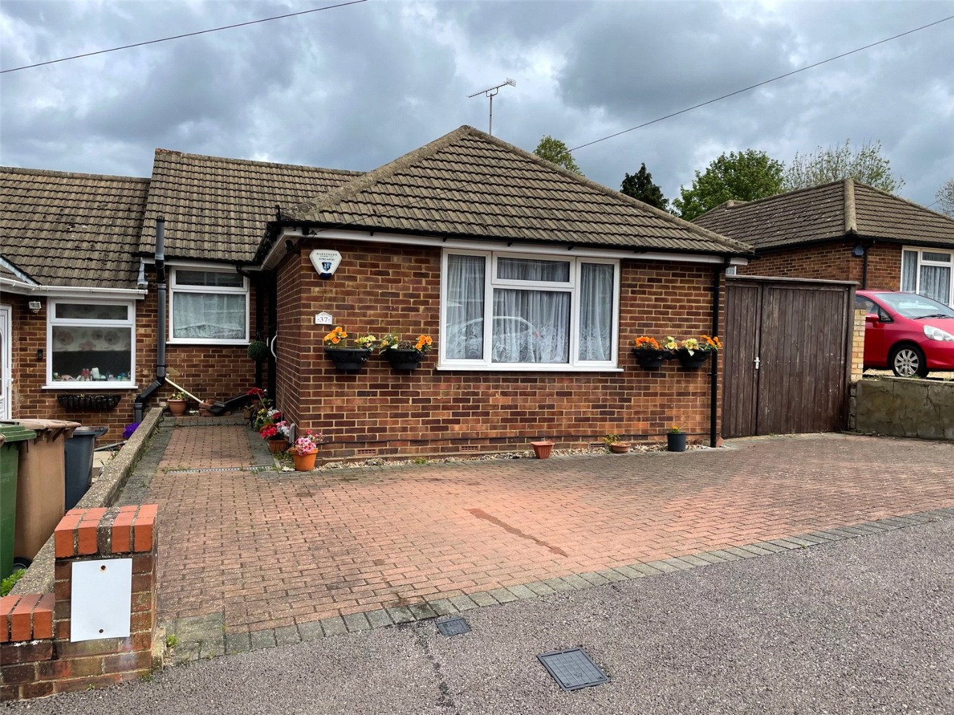 3 bed semi-detached house for sale in Hillary Crescent  - Property Image 2