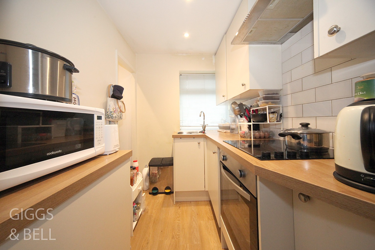 2 bed maisonette for sale in Birchen Grove, Bedfordshire  - Property Image 5
