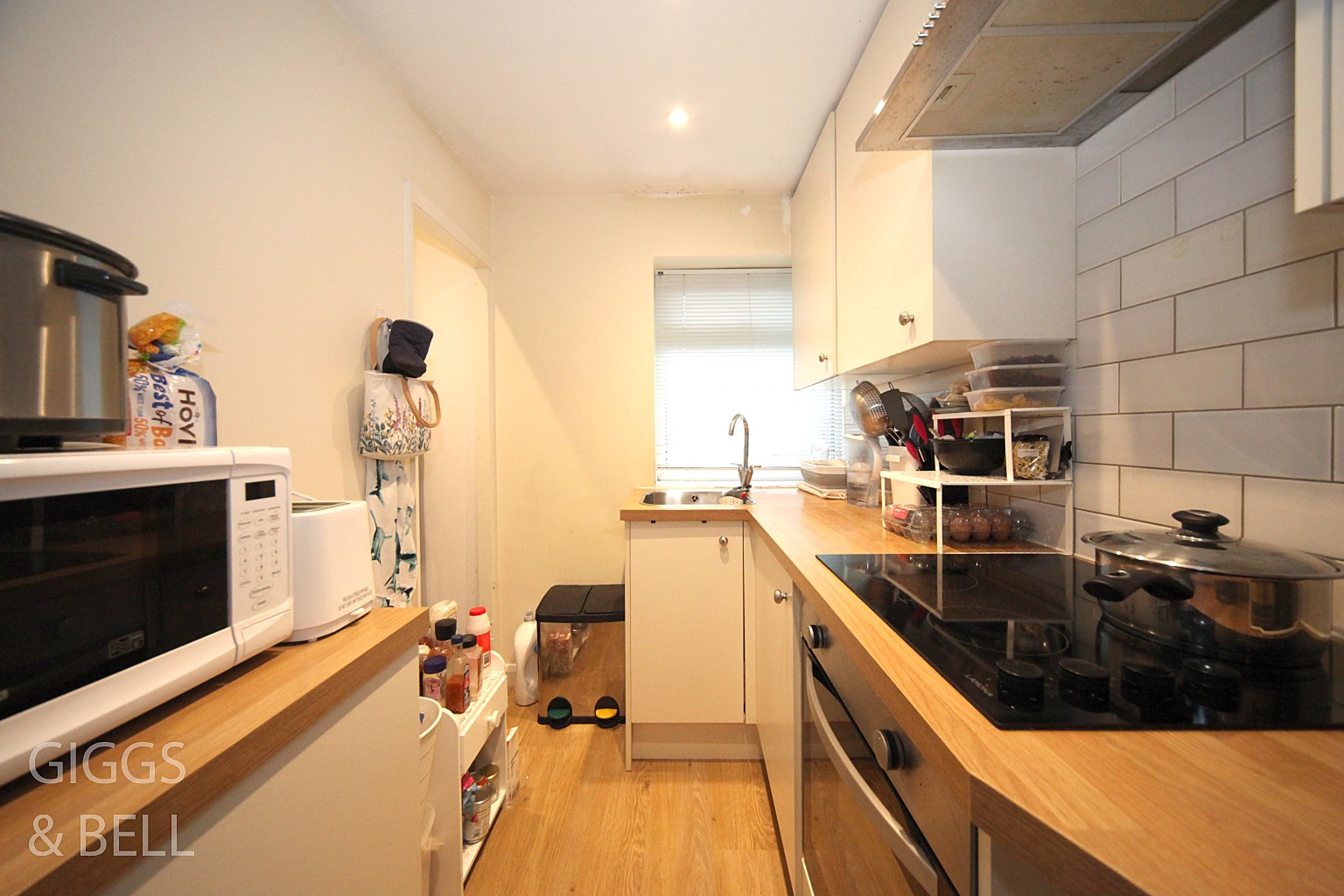 2 bed maisonette for sale in Birchen Grove, Bedfordshire 3