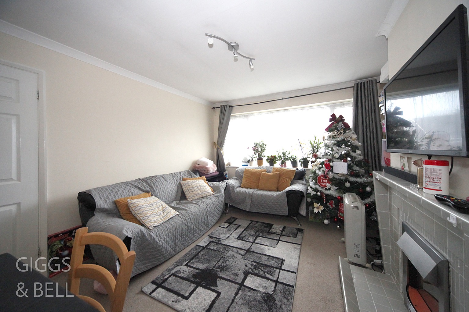 2 bed maisonette for sale in Birchen Grove, Bedfordshire 2