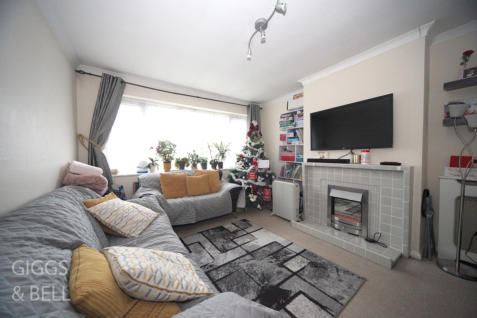 2 bed maisonette for sale in Birchen Grove, Bedfordshire 1
