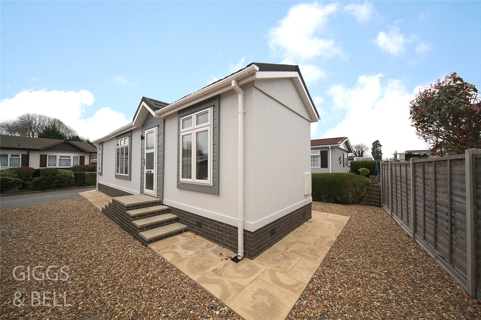 1 bed park home for sale in Woodside Home Park, Luton  - Property Image 1