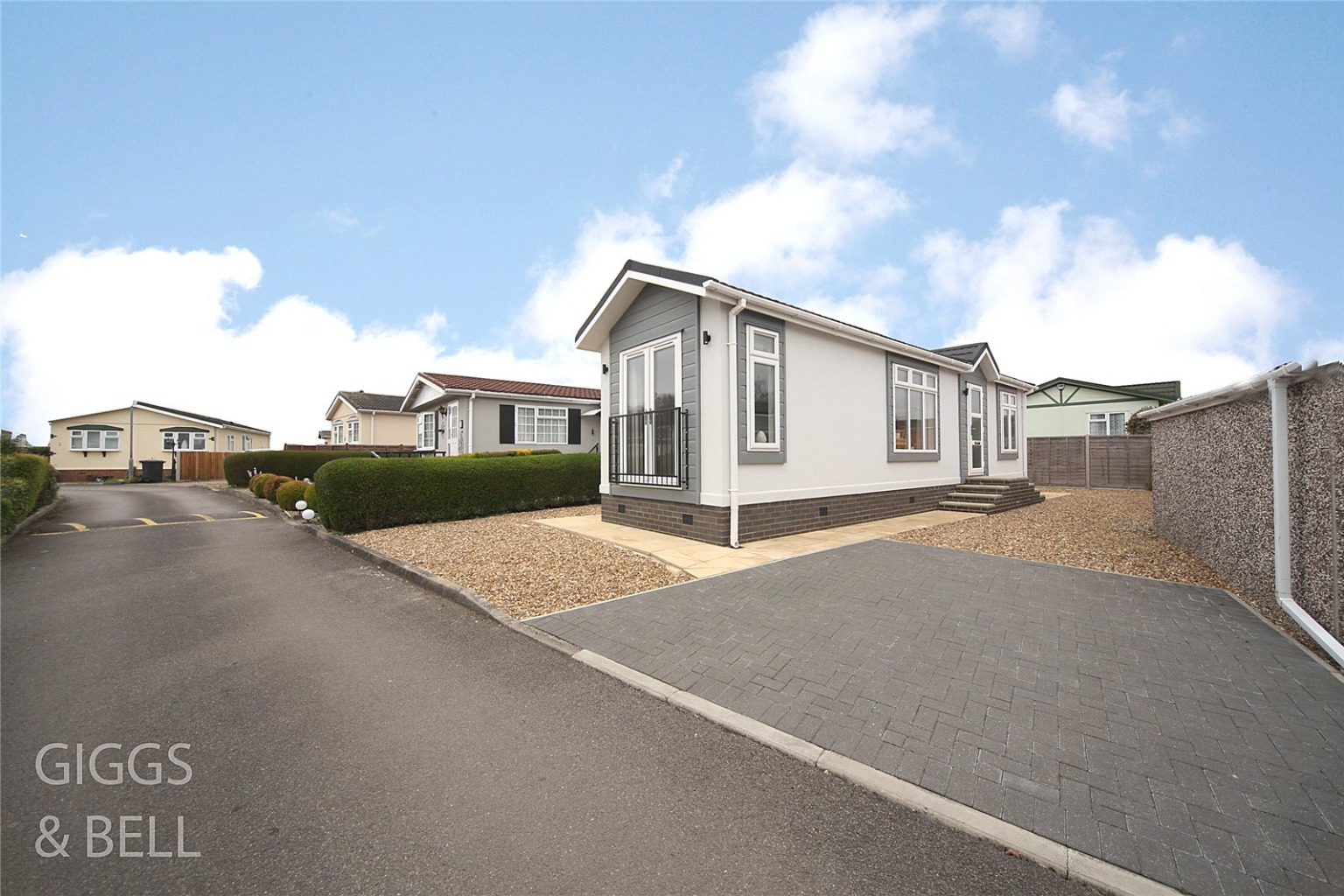 1 bed park home for sale in Woodside Home Park, Luton  - Property Image 2