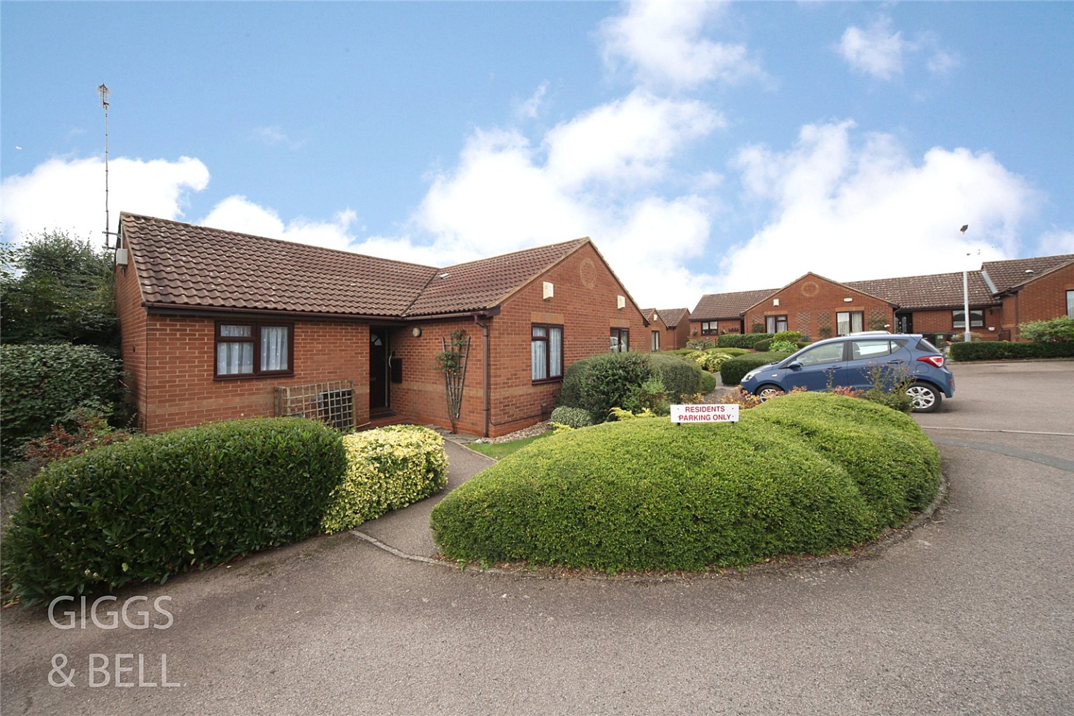 2 bed semi-detached bungalow for sale in Edgcott Close, LU3 