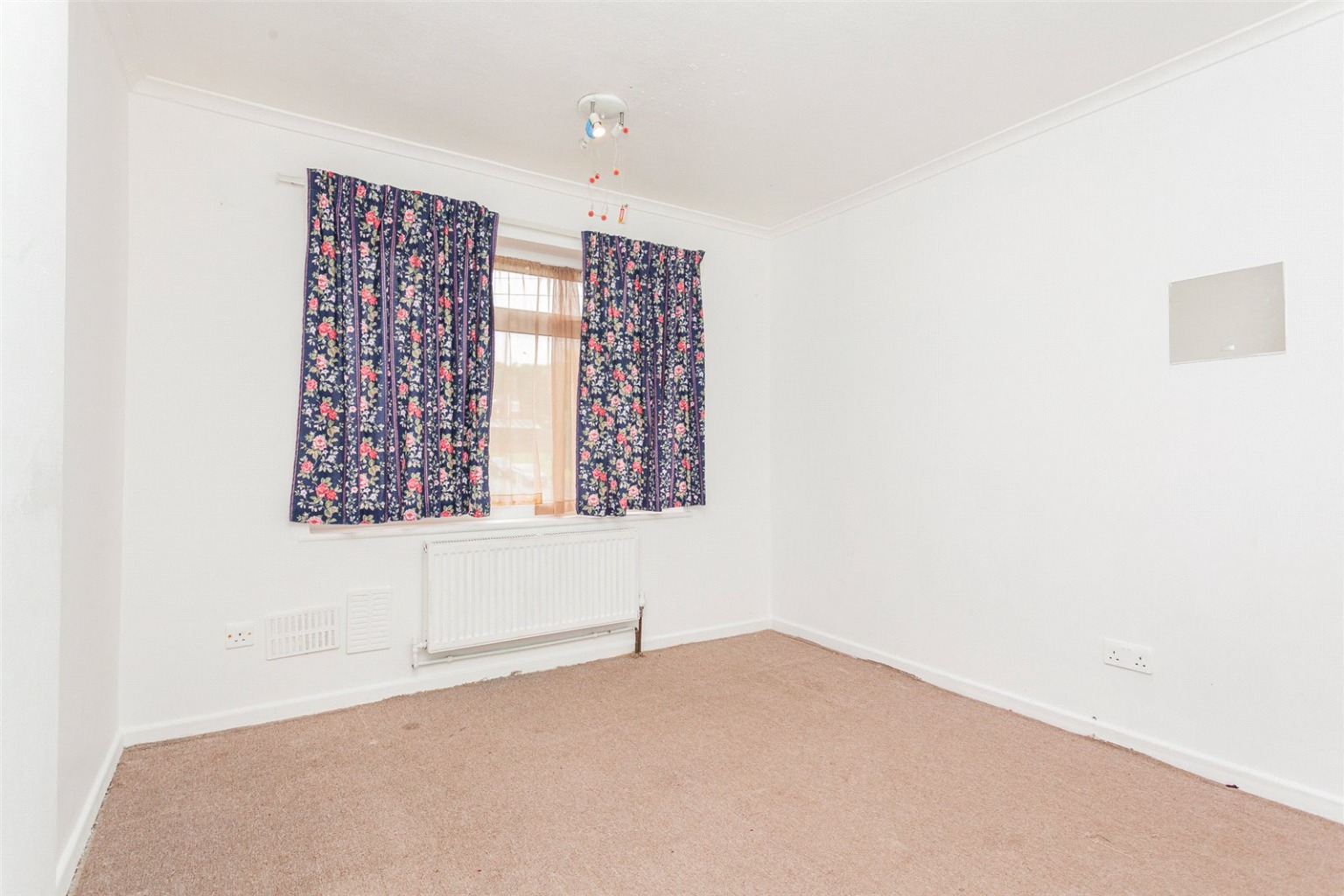 3 bed end of terrace house for sale in Crawley Green Road  - Property Image 11
