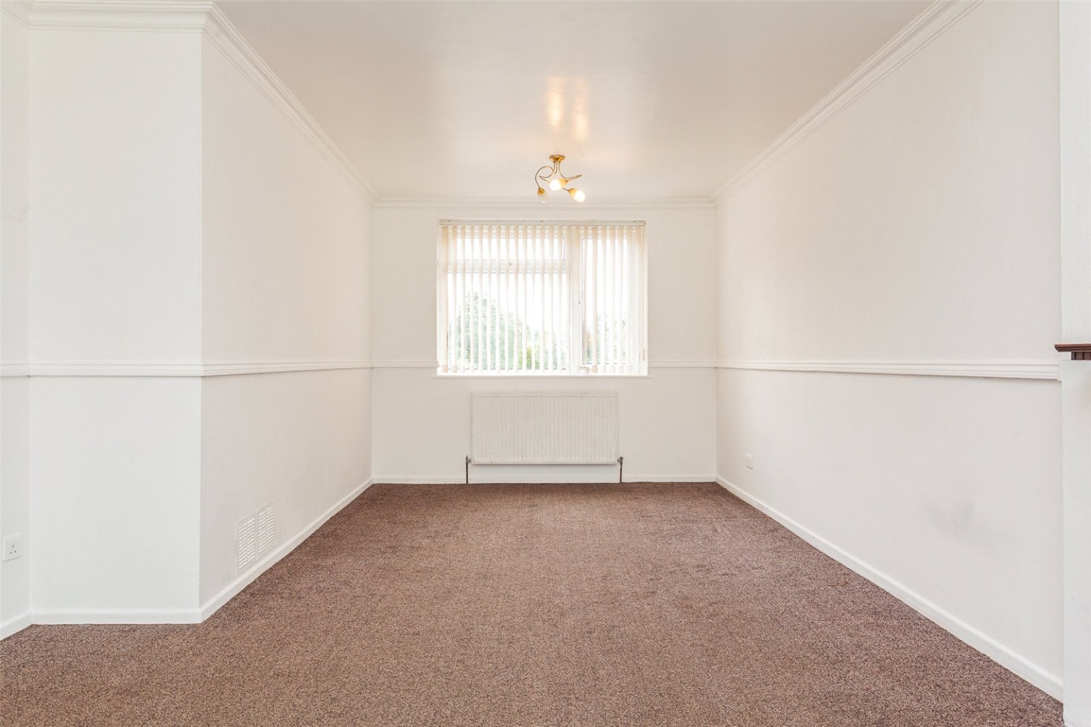 3 bed end of terrace house for sale in Crawley Green Road  - Property Image 4