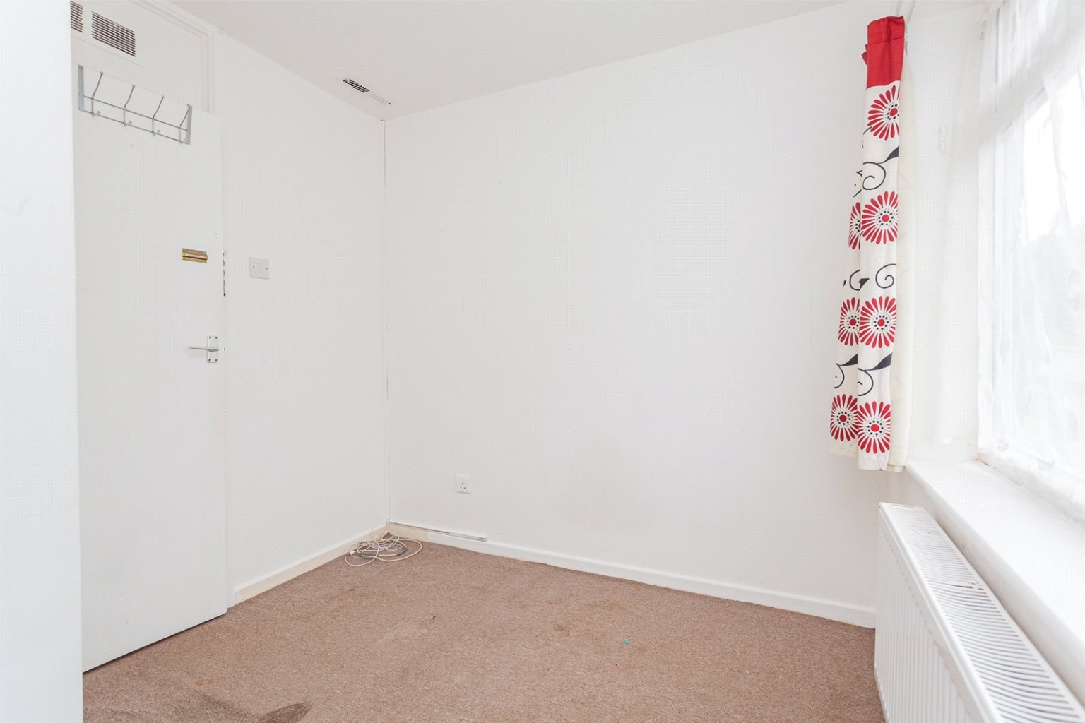 3 bed end of terrace house for sale in Crawley Green Road  - Property Image 13