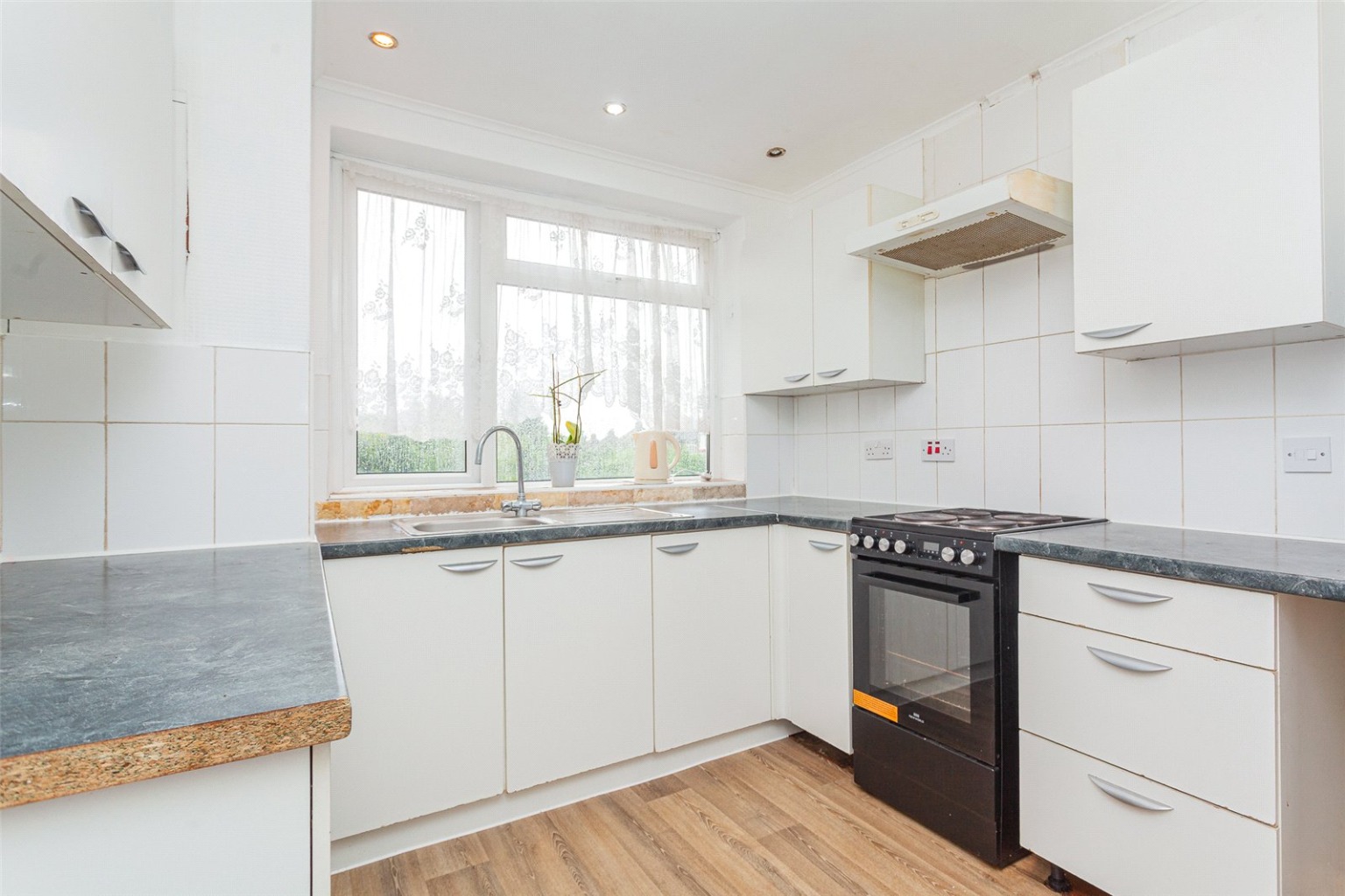 3 bed end of terrace house for sale in Crawley Green Road 5