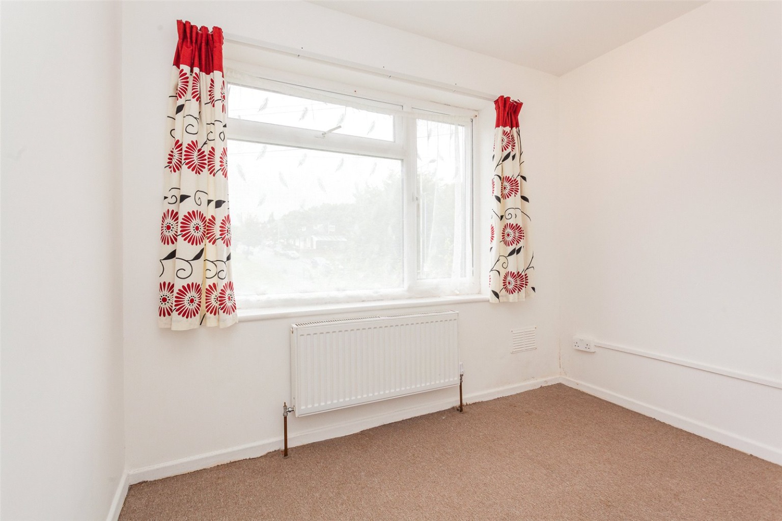 3 bed end of terrace house for sale in Crawley Green Road 11