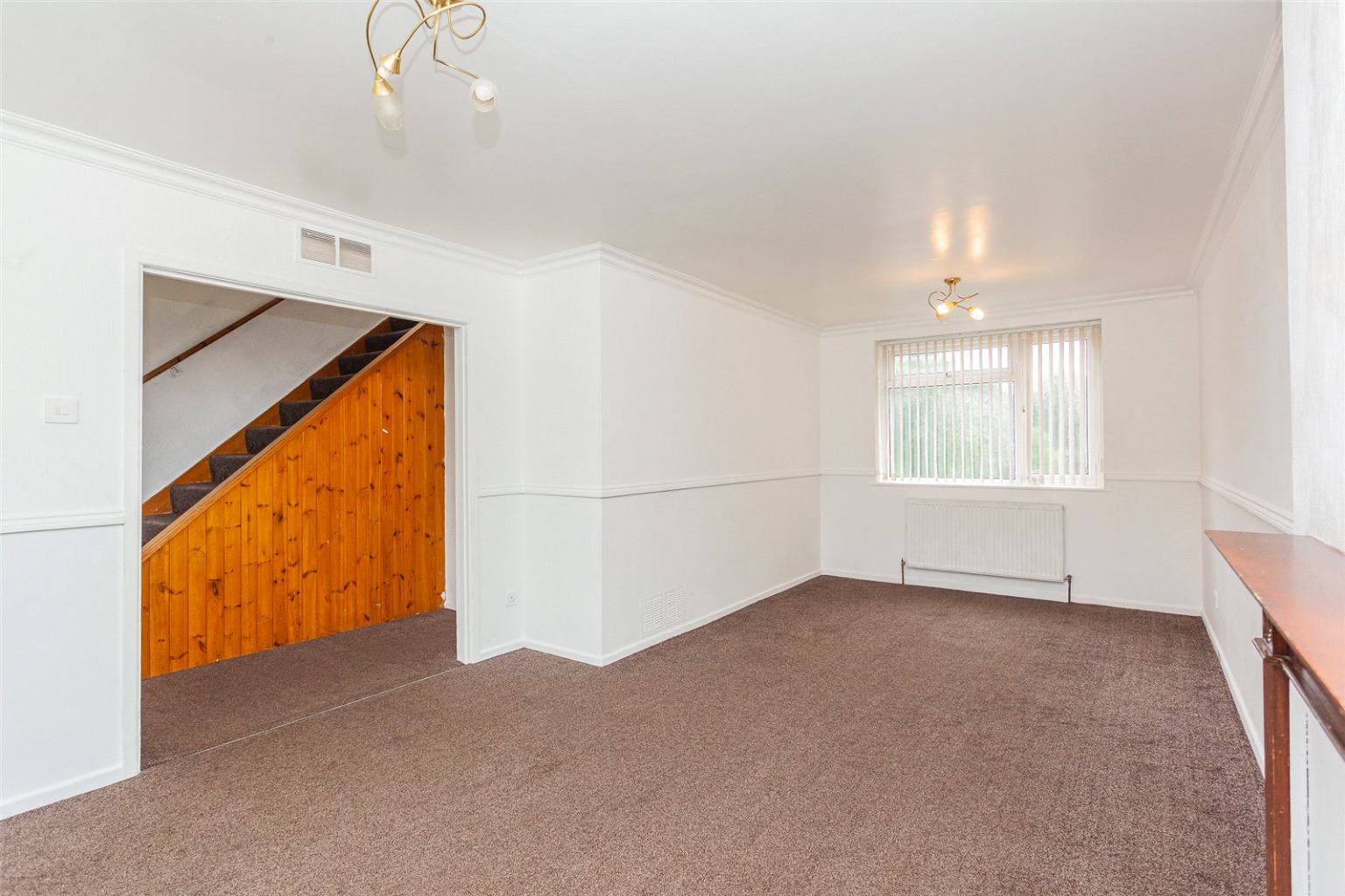 3 bed end of terrace house for sale in Crawley Green Road 1