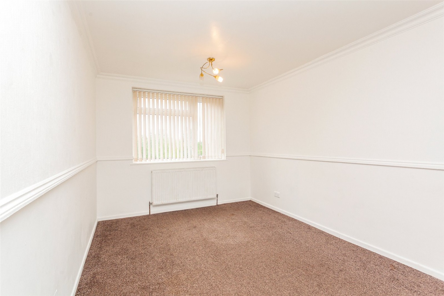 3 bed end of terrace house for sale in Crawley Green Road 6