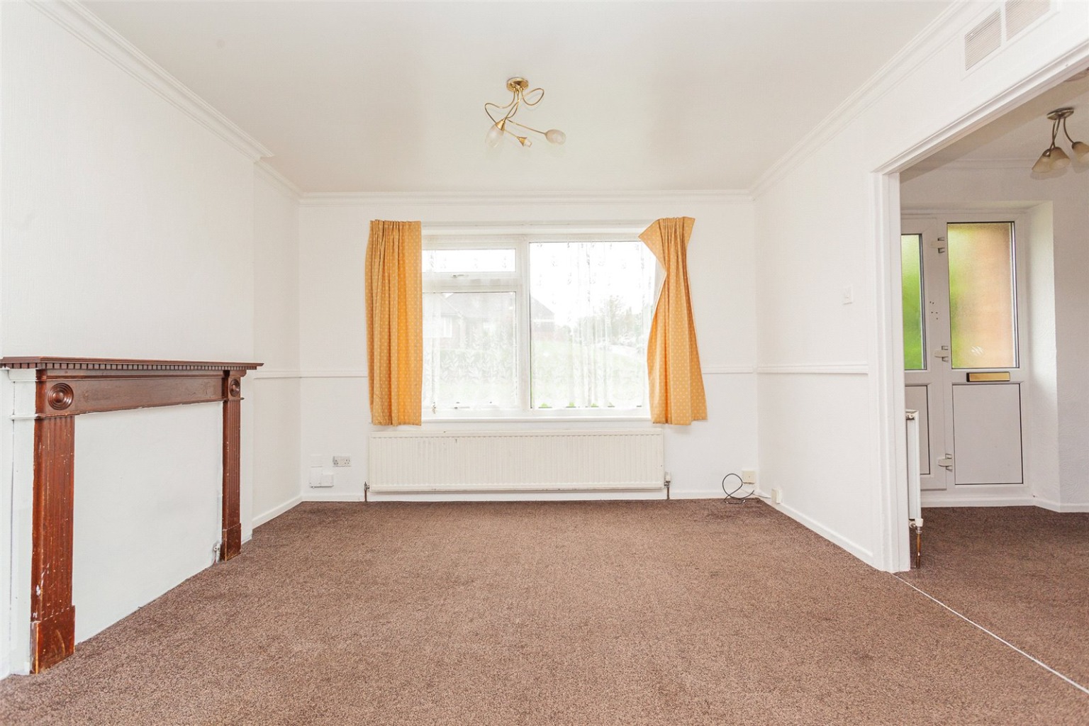 3 bed end of terrace house for sale in Crawley Green Road 2