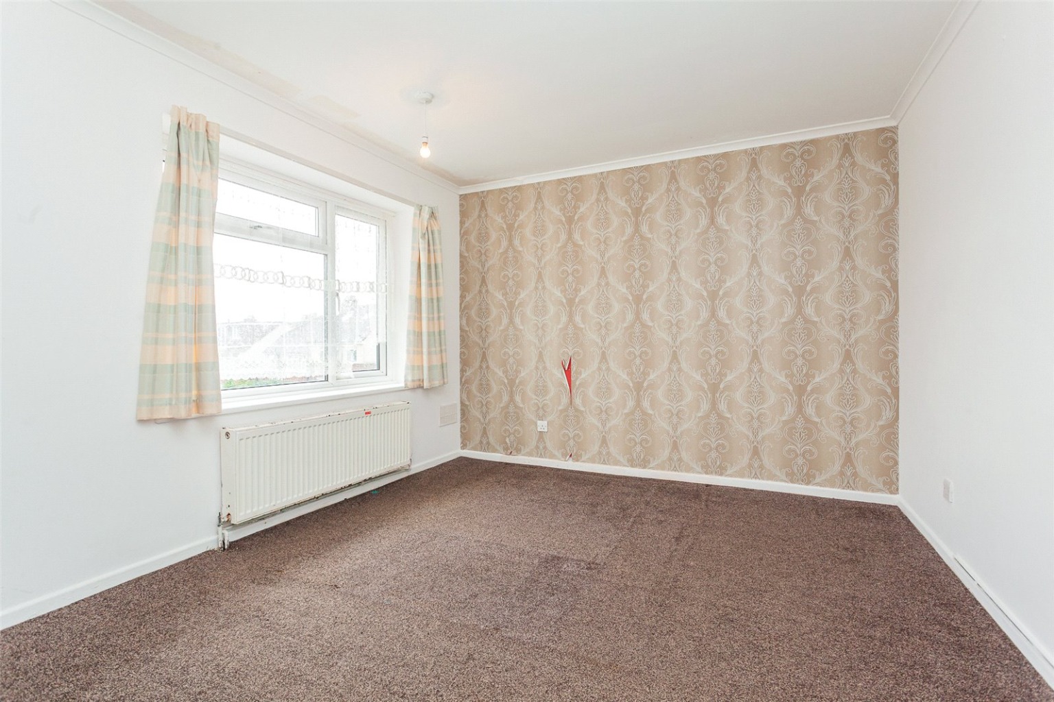 3 bed end of terrace house for sale in Crawley Green Road 8