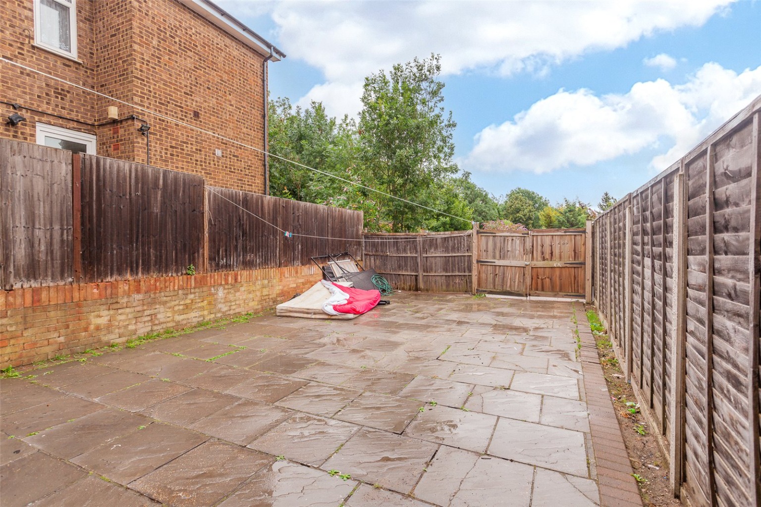 3 bed end of terrace house for sale in Crawley Green Road 17