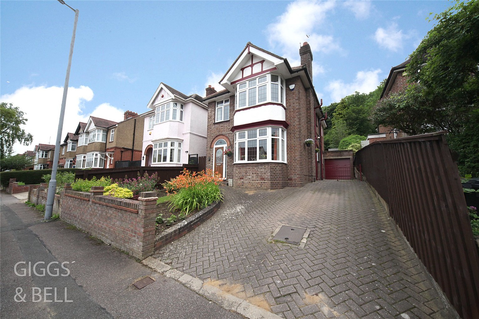 3 bed detached house for sale in Wardown Crescent 1