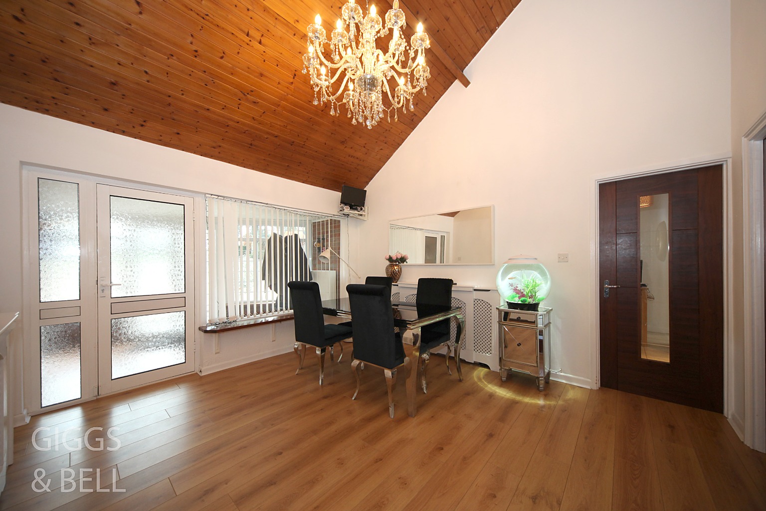 3 bed detached house for sale in Wendover Way, Luton  - Property Image 3