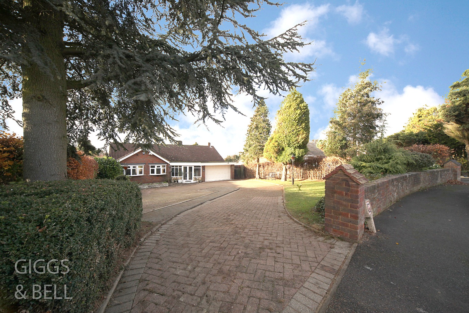 3 bed detached house for sale in Wendover Way, Luton - Property Image 1