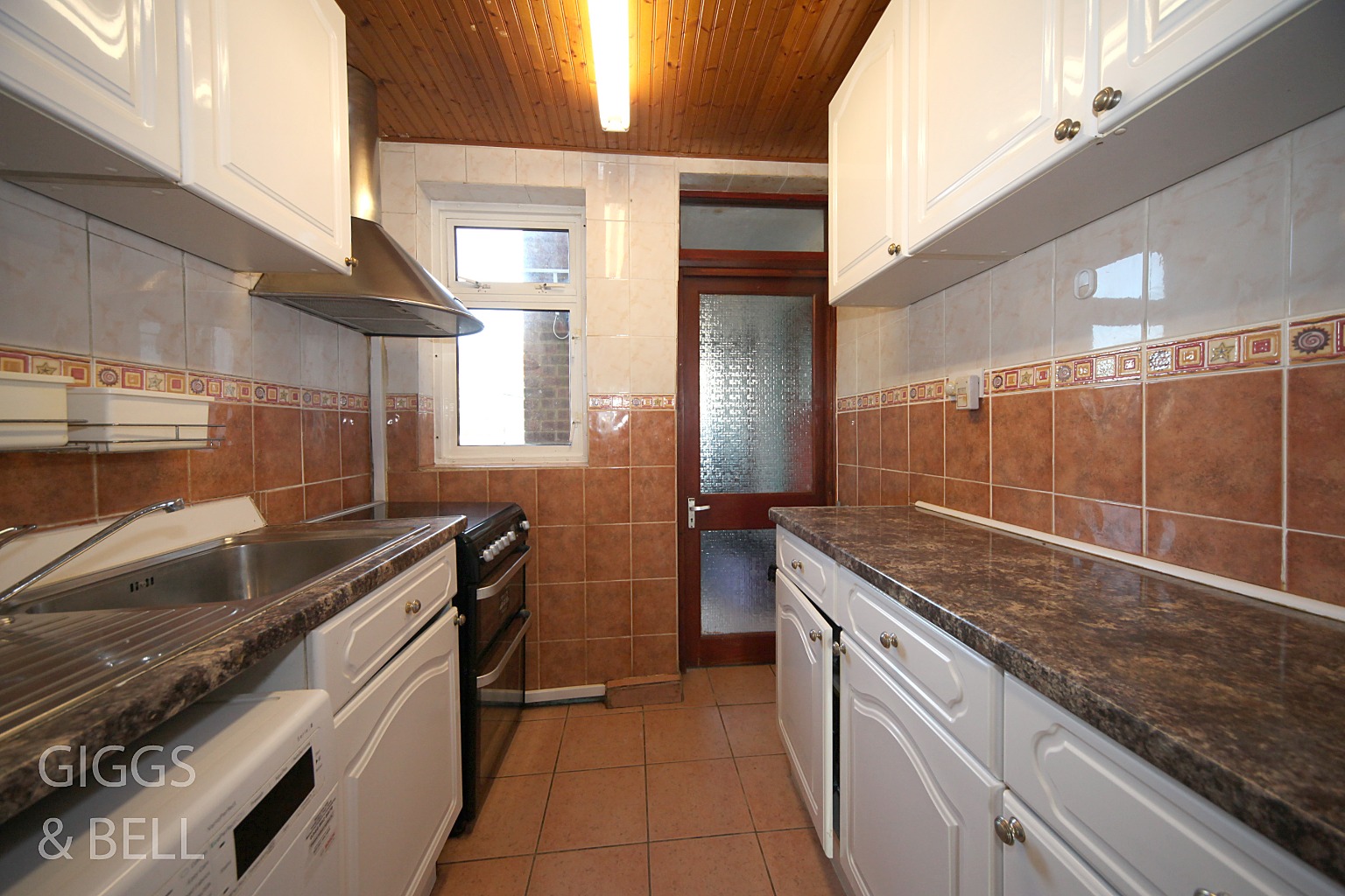 3 bed terraced house for sale in Clarendon Road, Luton 5