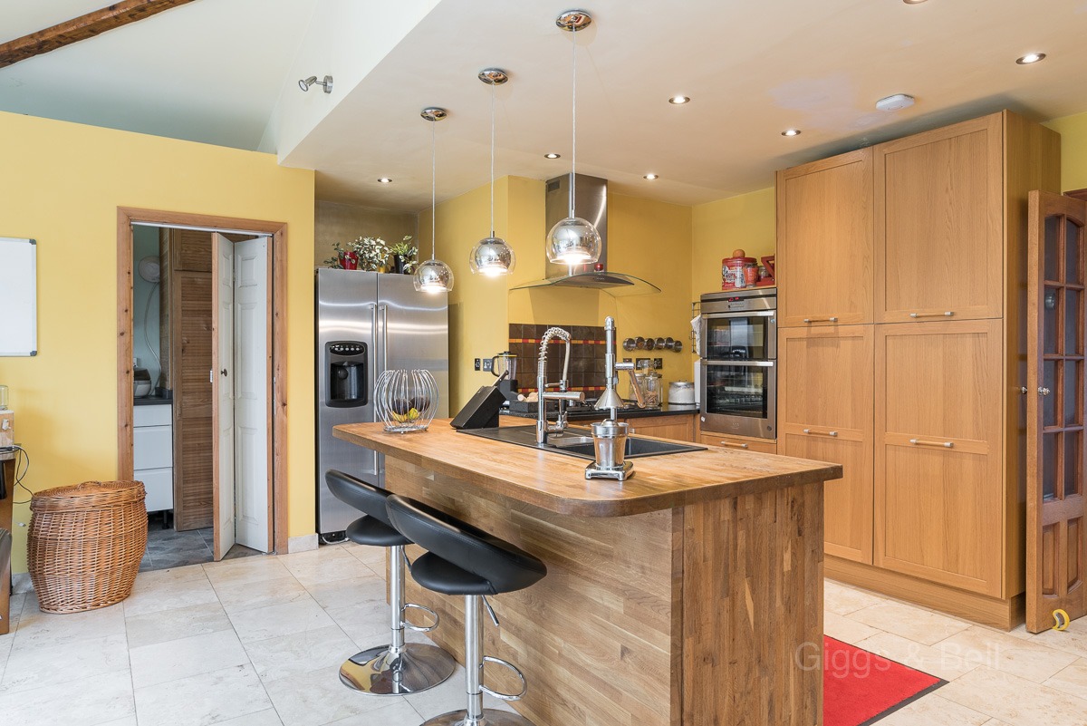 4 bed semi-detached house for sale in Compton Avenue, Bedfordshire  - Property Image 5