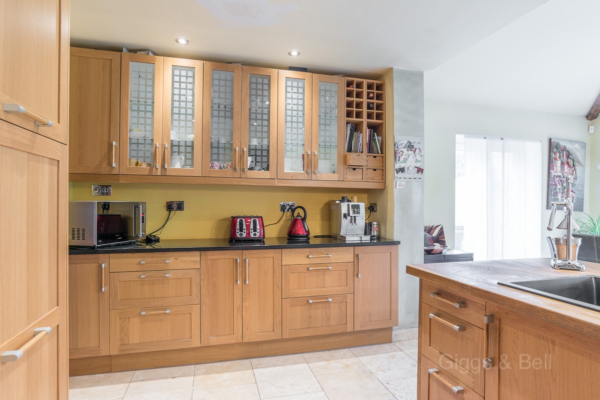 4 bed semi-detached house for sale in Compton Avenue, Bedfordshire  - Property Image 8