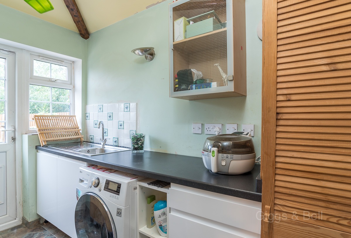 4 bed semi-detached house for sale in Compton Avenue, Bedfordshire 9