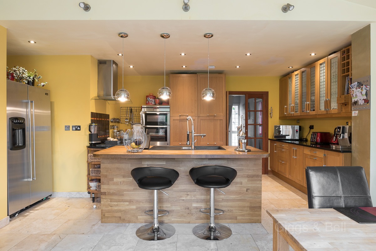 4 bed semi-detached house for sale in Compton Avenue, Bedfordshire  - Property Image 6