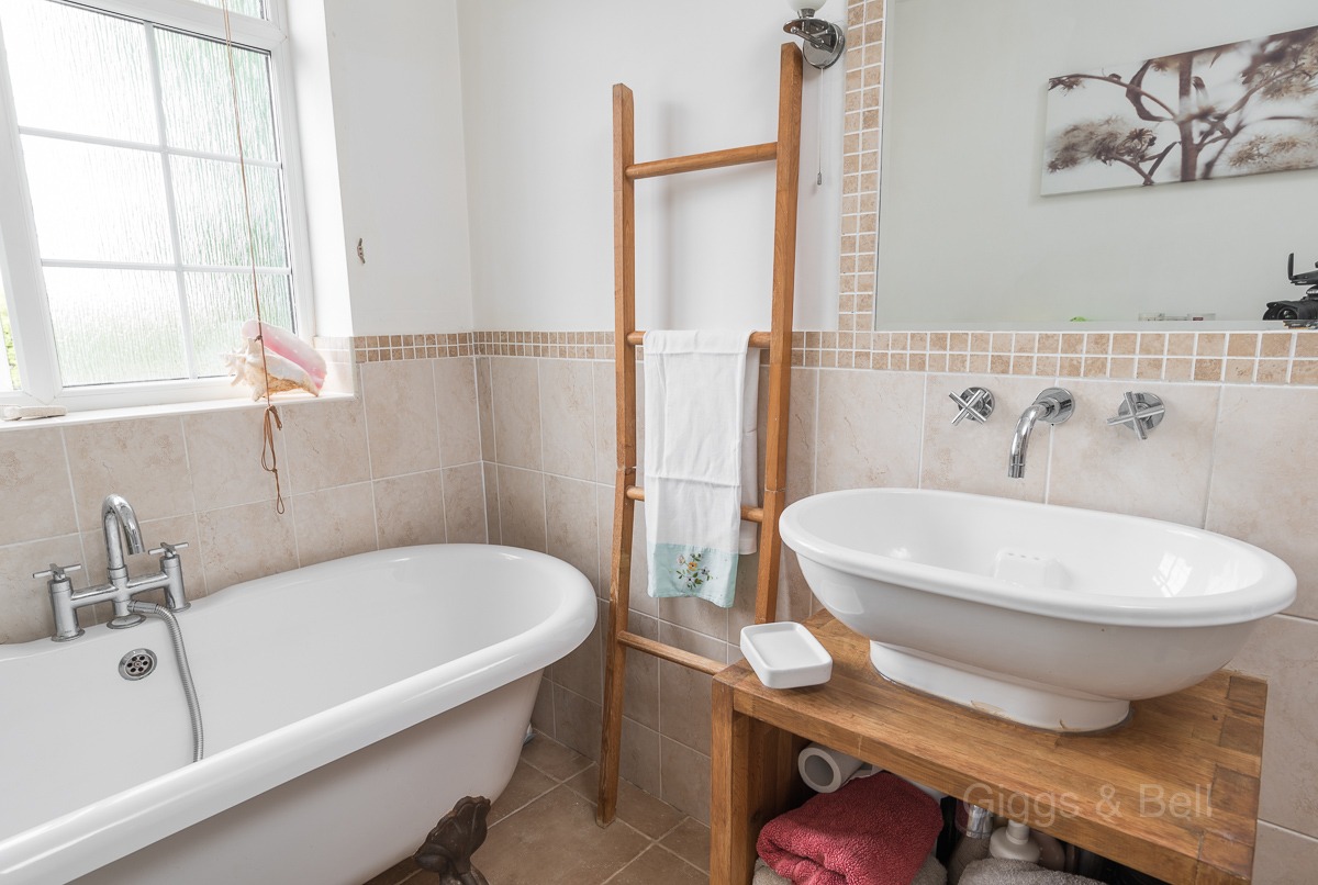 4 bed semi-detached house for sale in Compton Avenue, Bedfordshire  - Property Image 22
