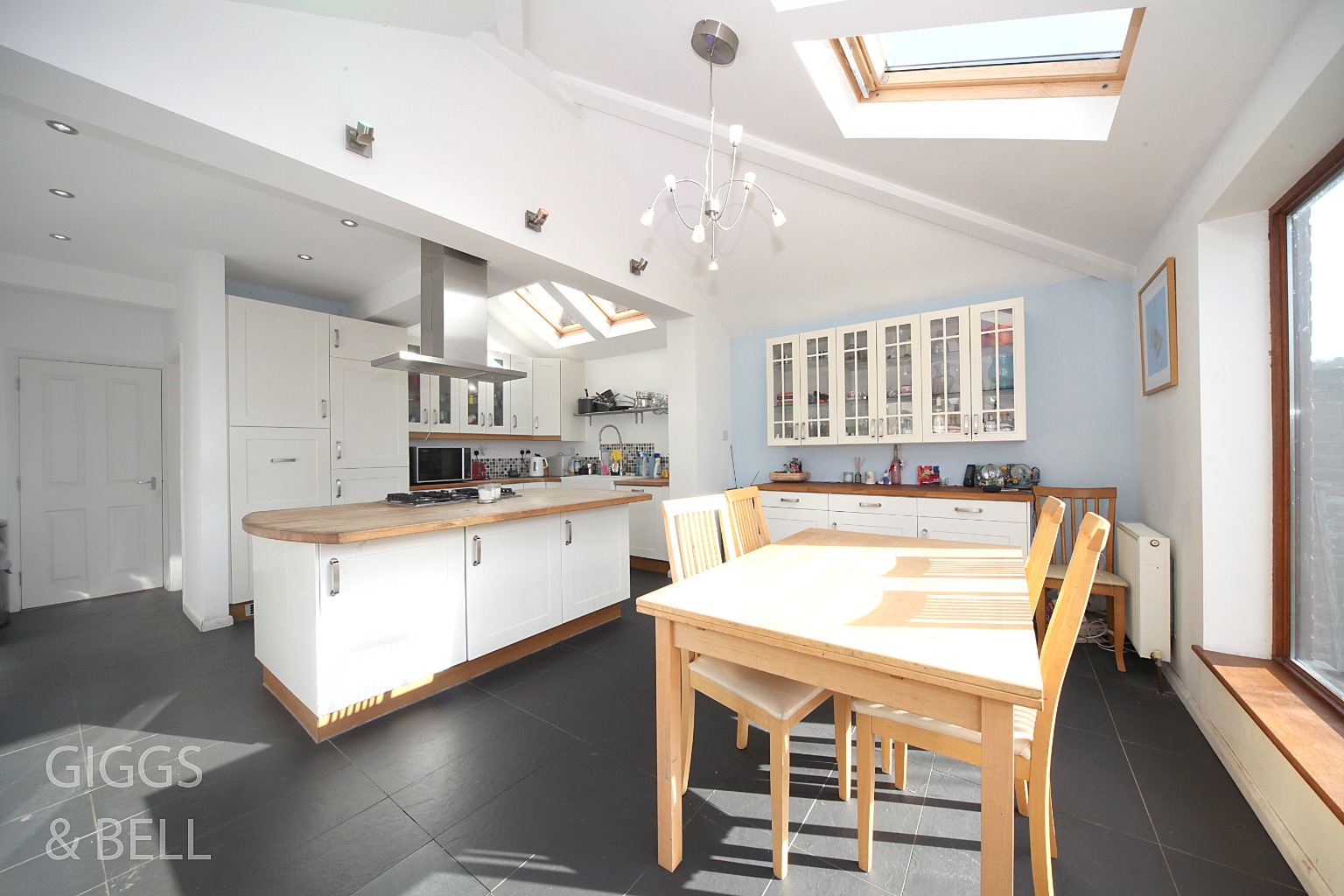 4 bed semi-detached house for sale in Bushmead Road  - Property Image 10