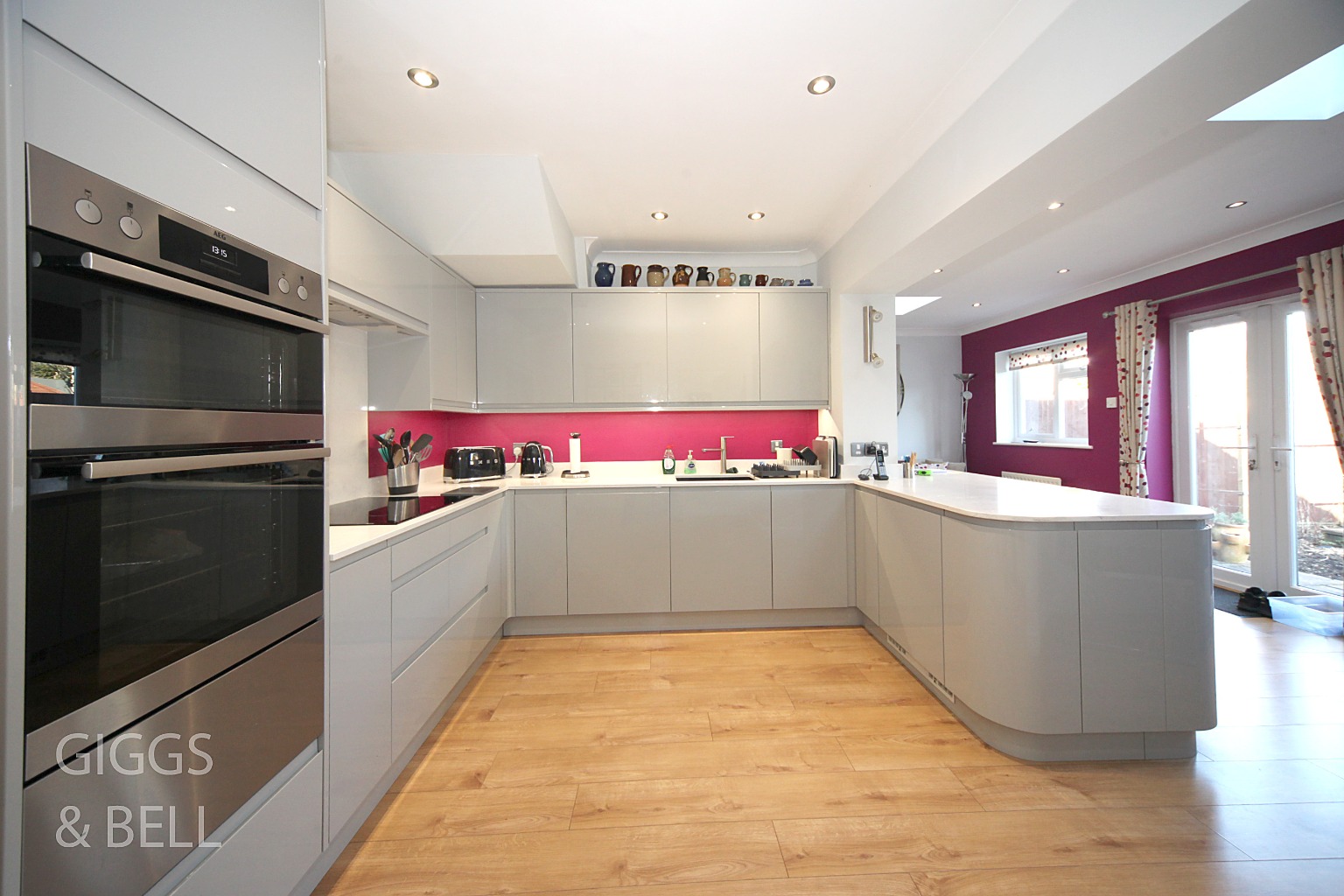 4 bed detached house for sale in Felstead Way, Luton  - Property Image 9