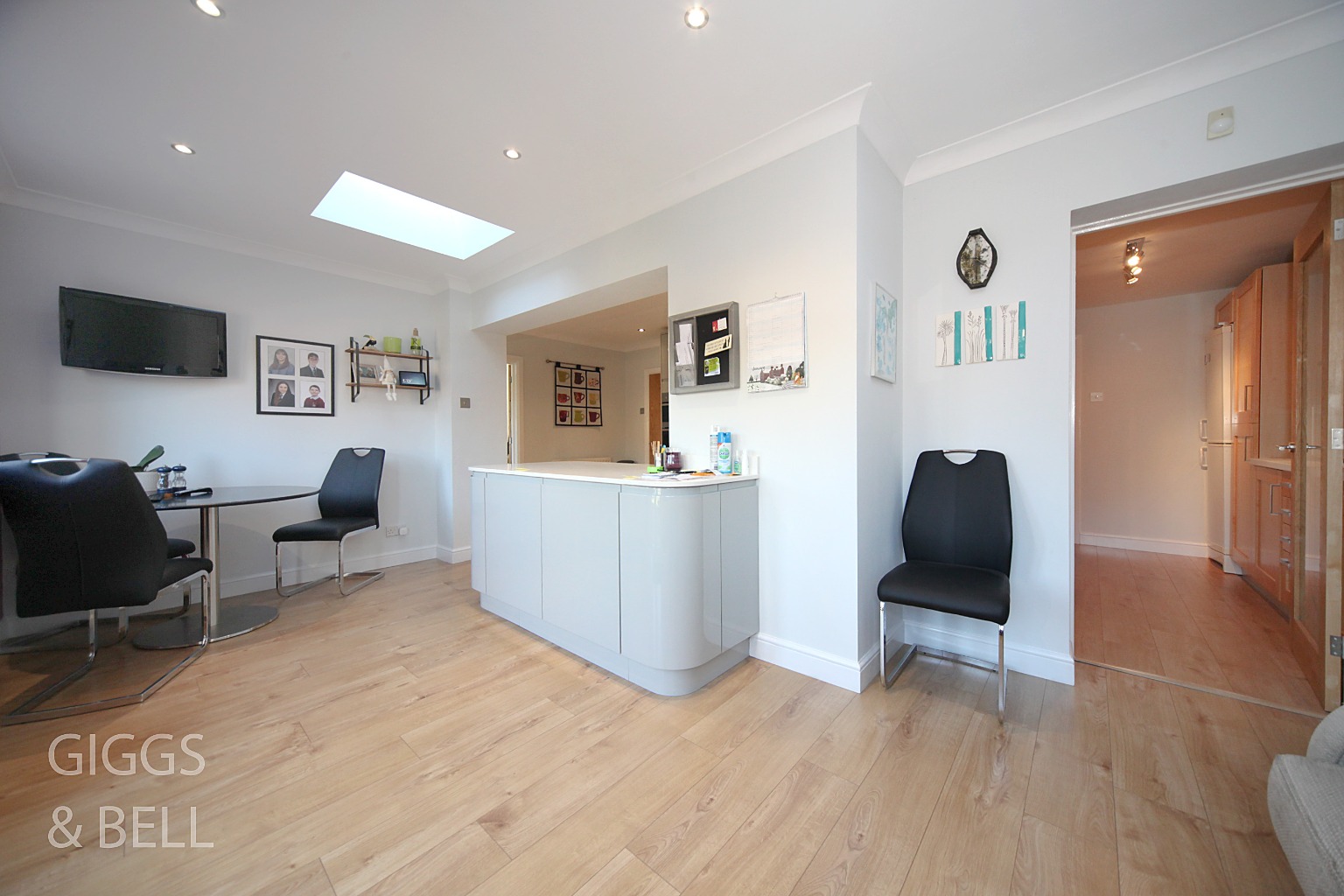 4 bed detached house for sale in Felstead Way, Luton  - Property Image 11