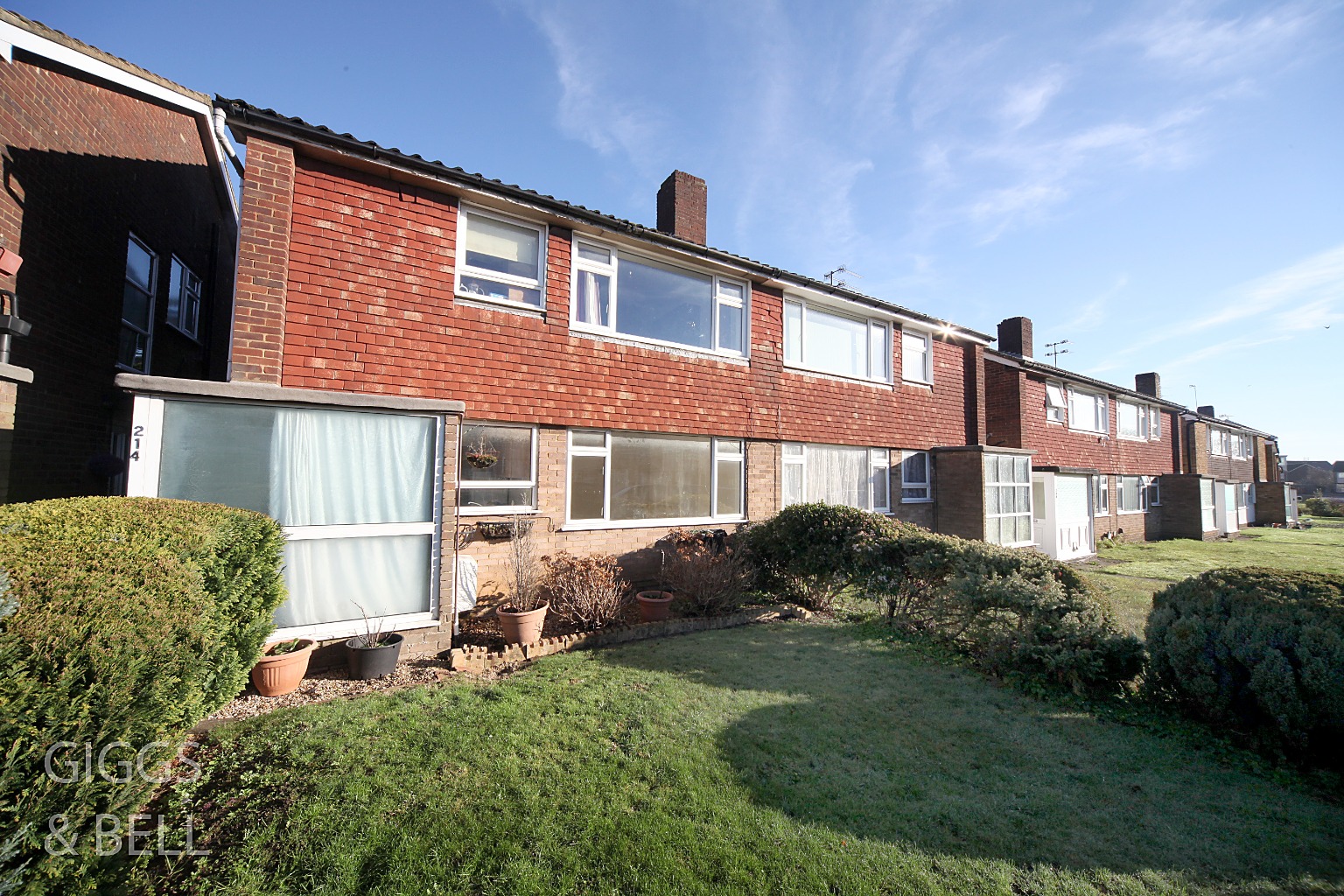 2 bed maisonette for sale in Birchen Grove, Luton  - Property Image 1