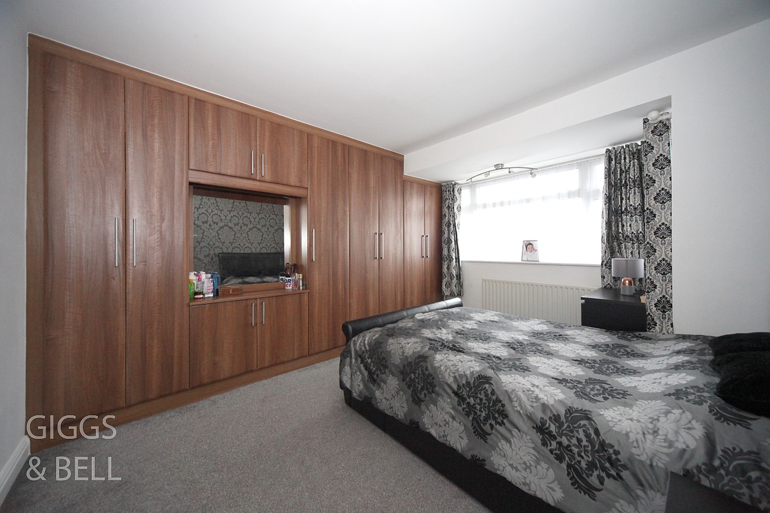 3 bed semi-detached house for sale in Felstead Close, Luton  - Property Image 9