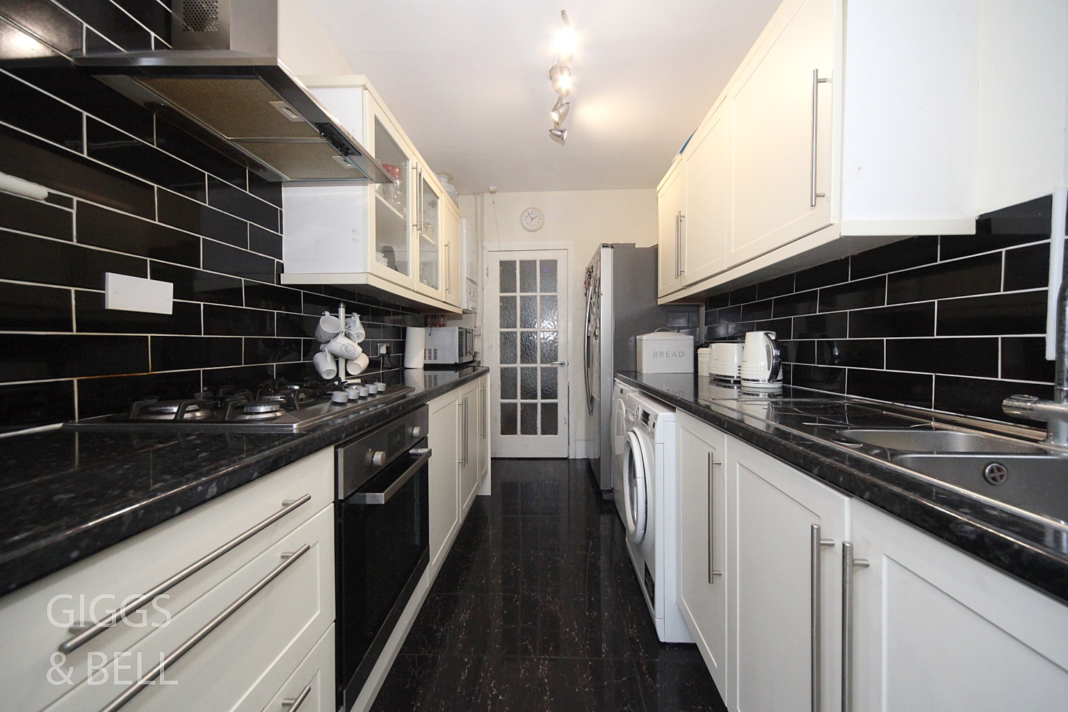 3 bed semi-detached house for sale in Felstead Close, Luton  - Property Image 8