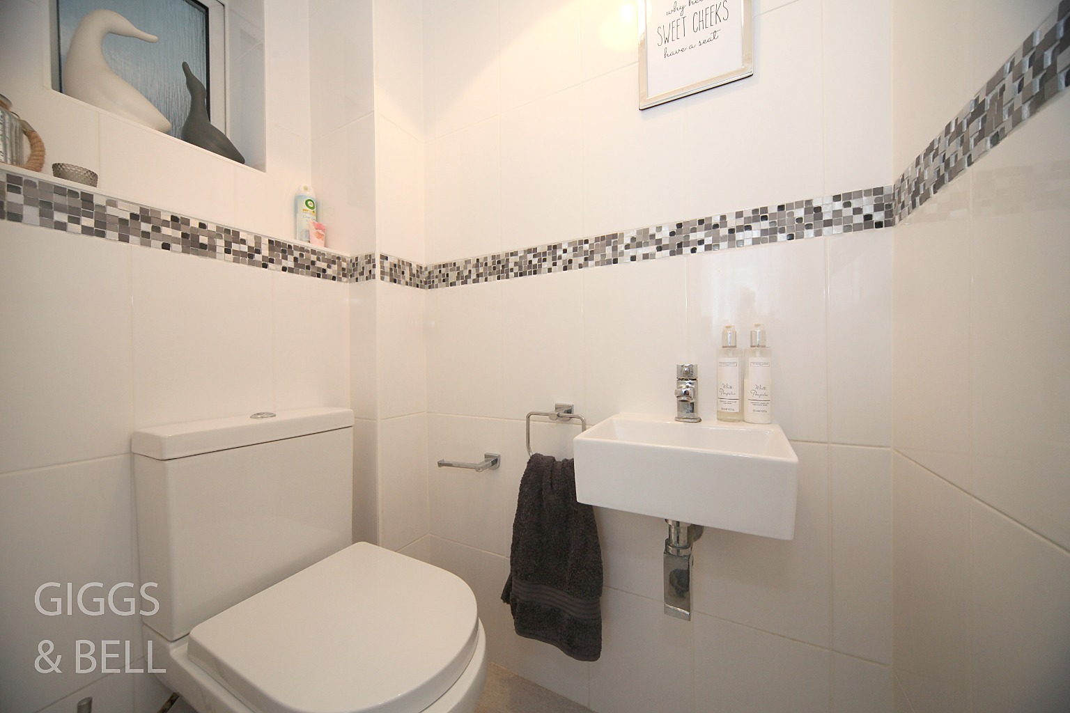 3 bed link detached house for sale in Raynham Way, Luton  - Property Image 9