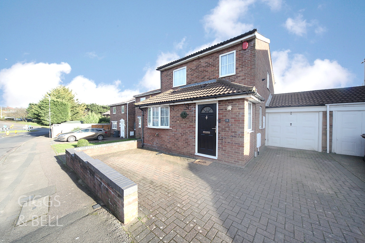 3 bed link detached house for sale in Raynham Way, Luton - Property Image 1