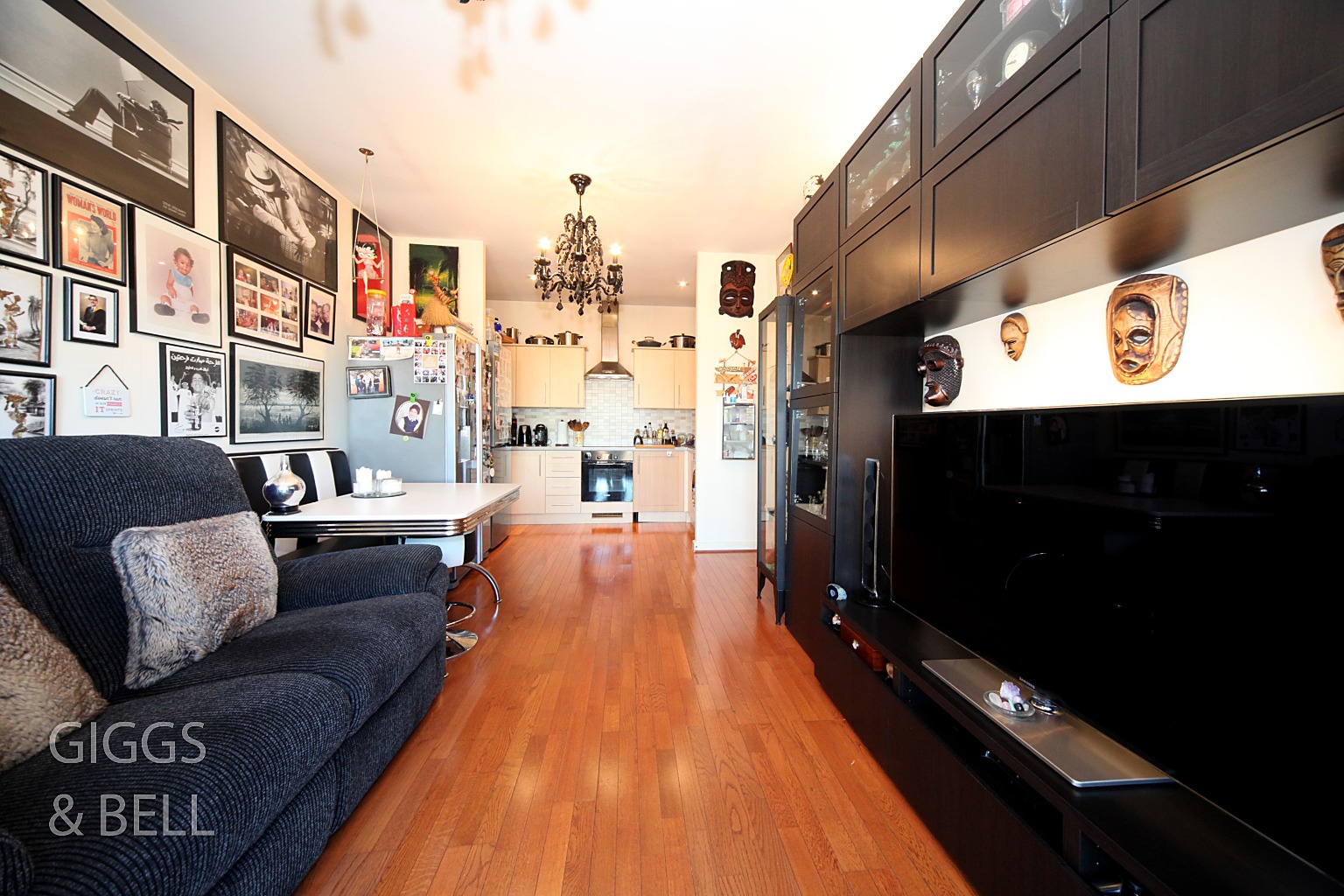 2 bed flat for sale in Holly Street, Luton 2