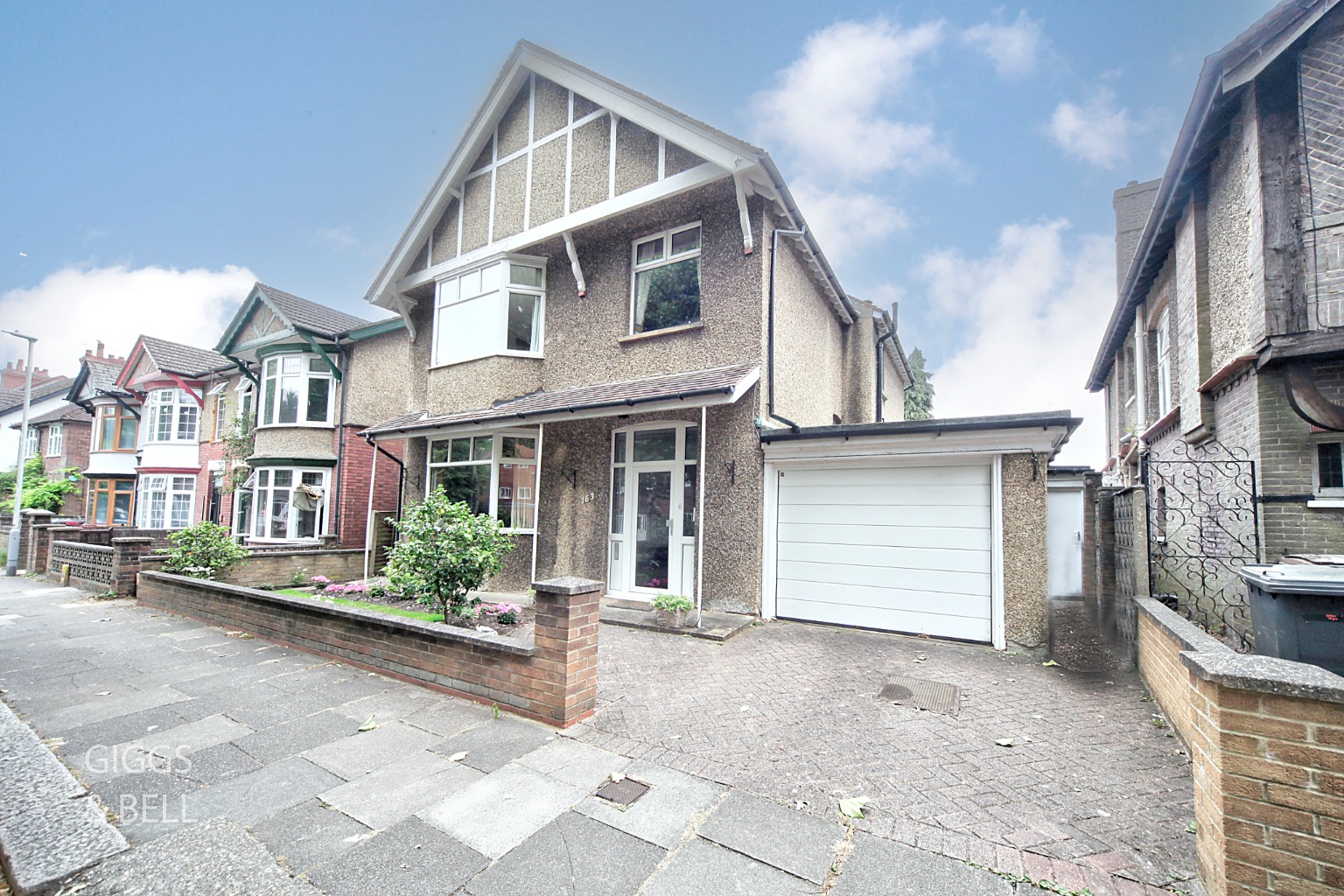 4 bed detached house for sale in Tennyson Road, Luton 1