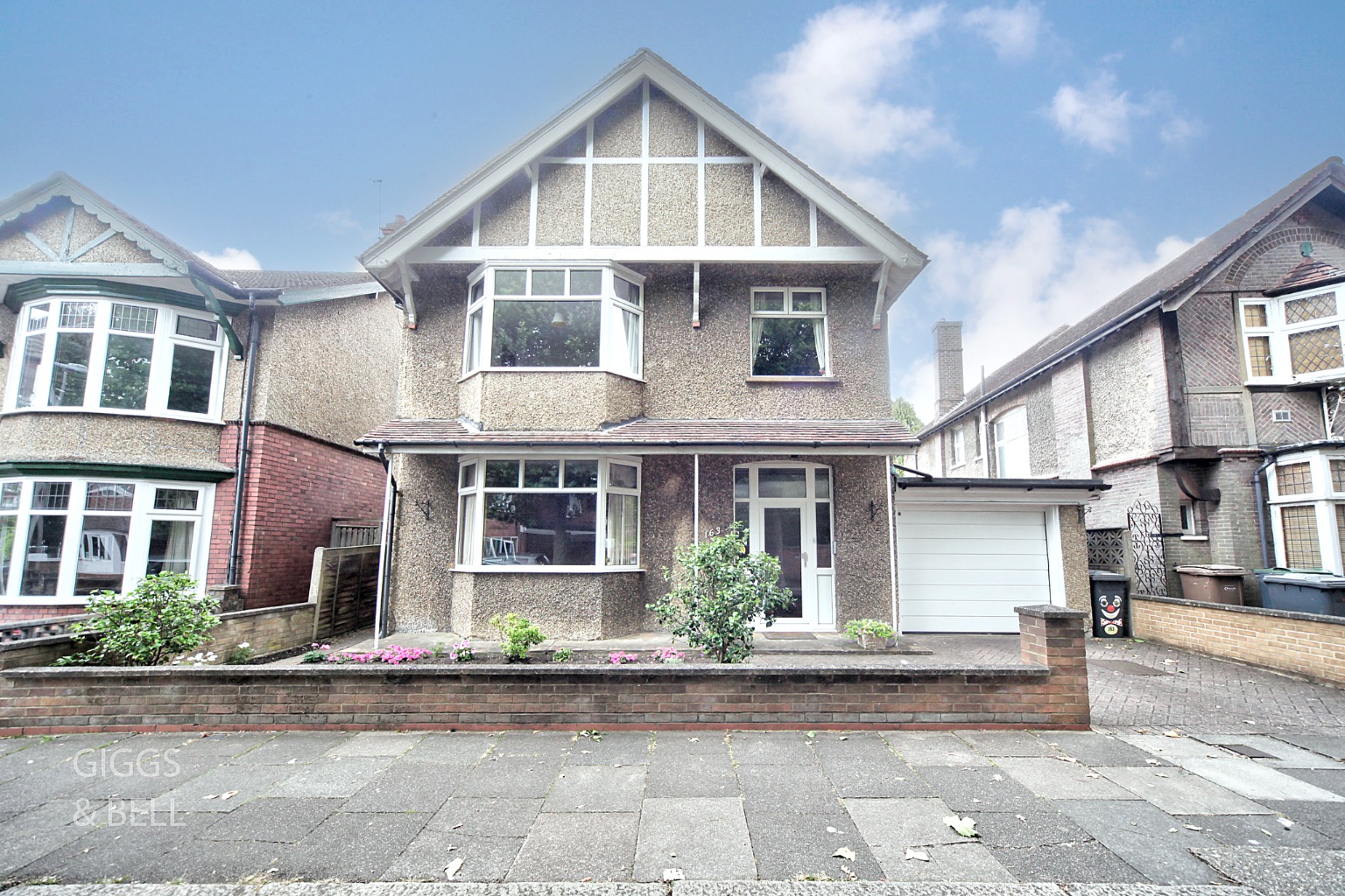 4 bed detached house for sale in Tennyson Road, Luton, LU1 