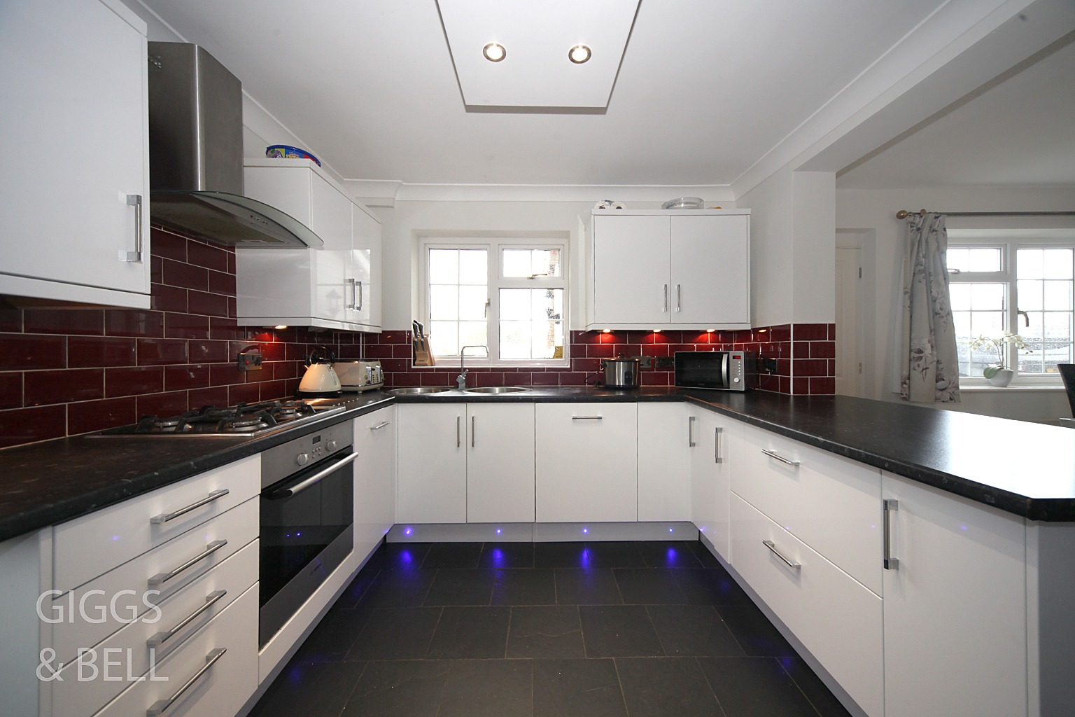 4 bed detached house for sale in Claydown Way, Luton 7