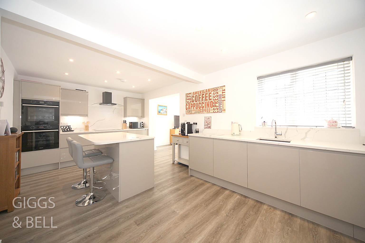 4 bed detached house for sale in Perrymead, Luton 2