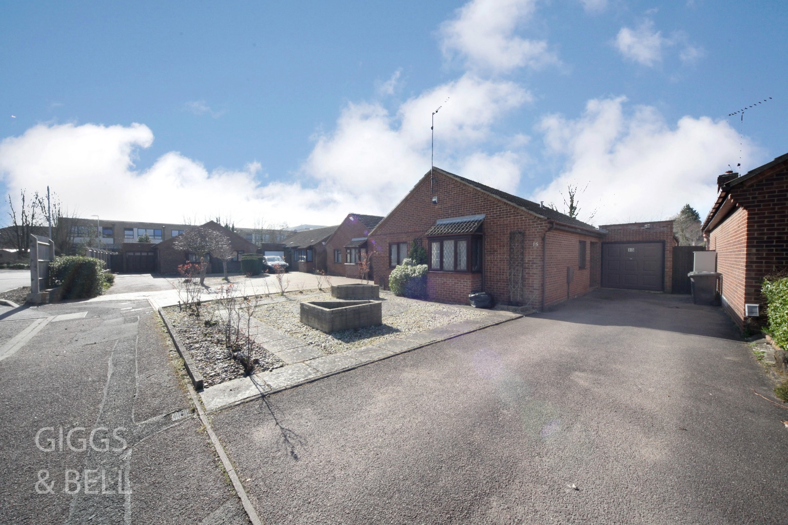 3 bed detached bungalow for sale in Abigail Close, Luton  - Property Image 2