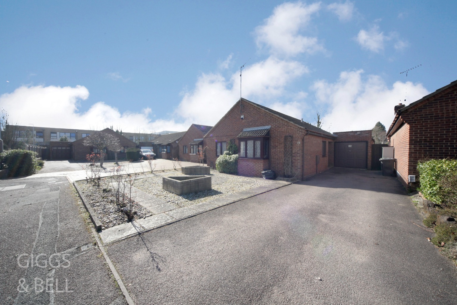 3 bed detached bungalow for sale in Abigail Close, Luton - Property Image 1