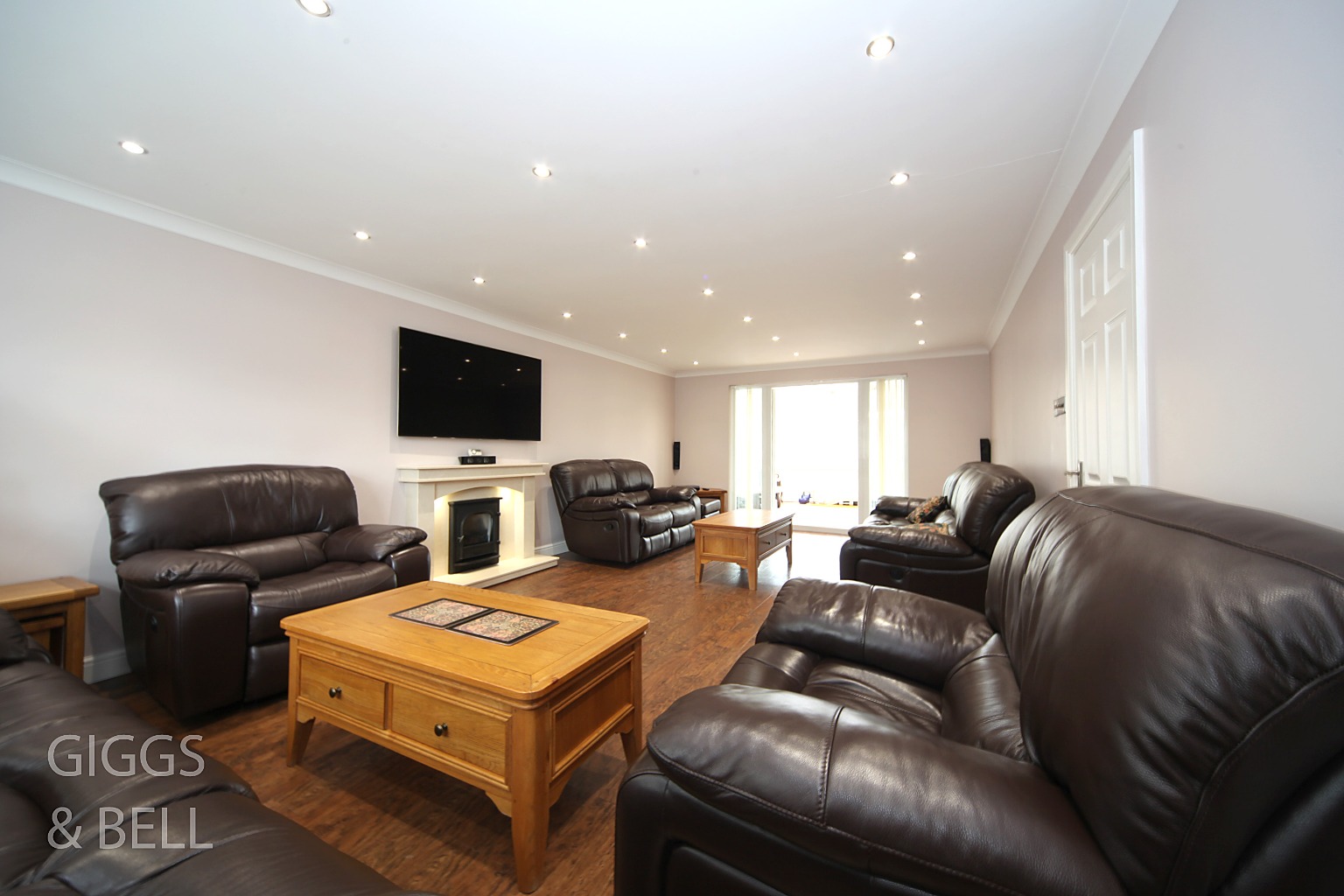 5 bed detached house for sale in Sunset Drive, Luton 3