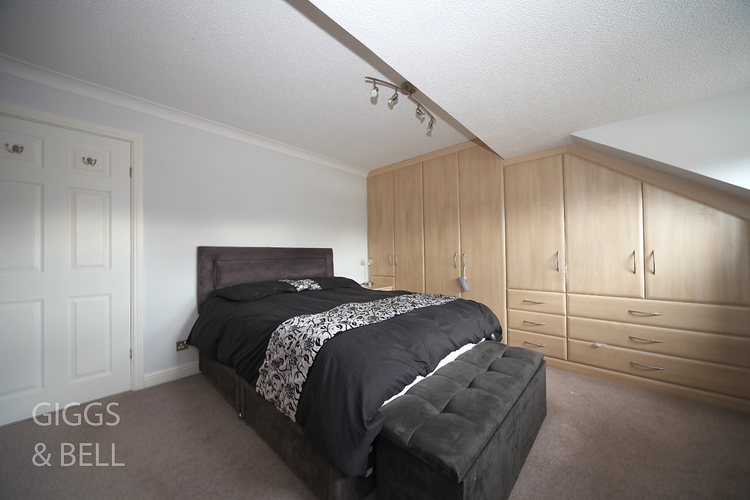 5 bed detached house for sale in Sunset Drive, Luton  - Property Image 14