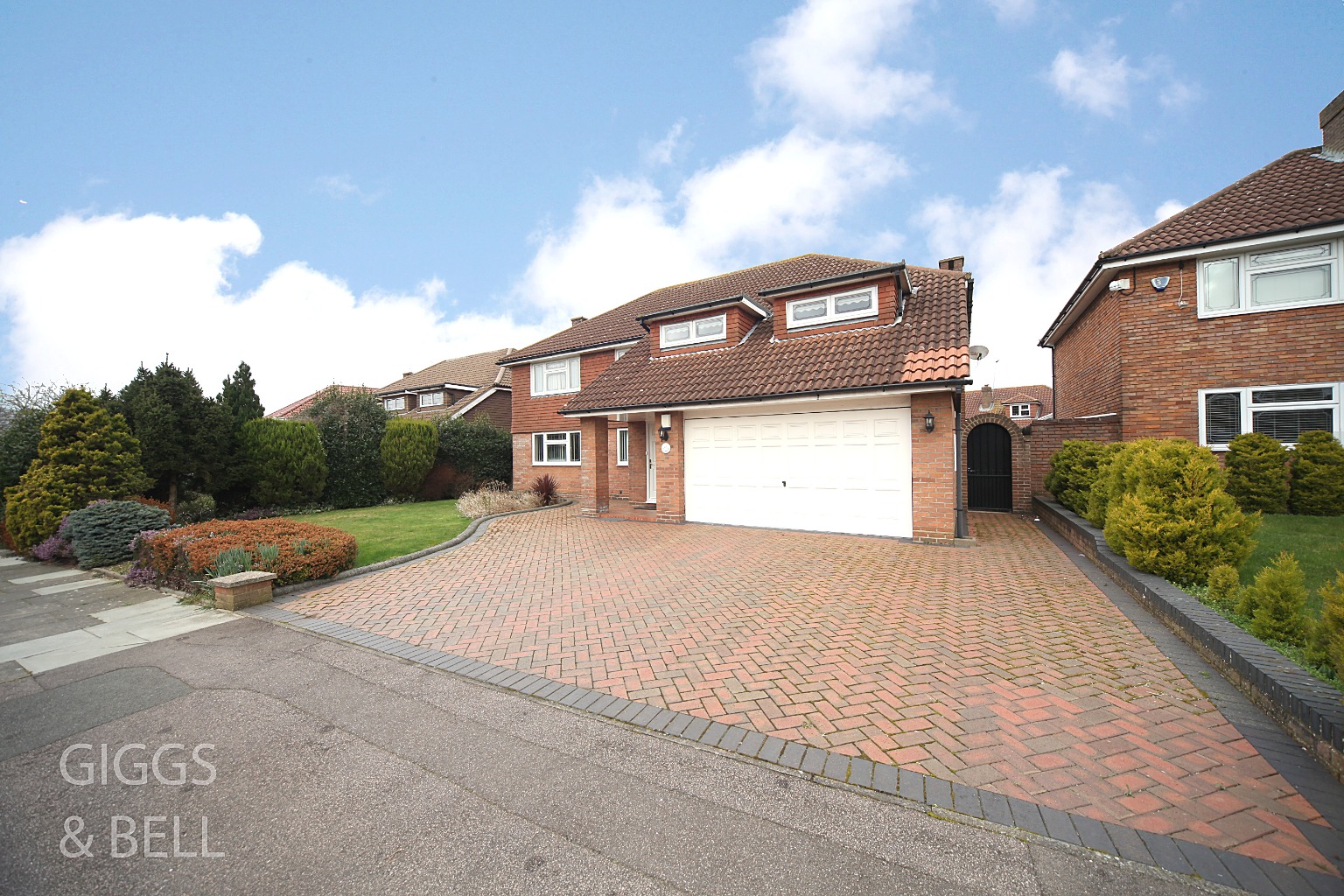 5 bed detached house for sale in Sunset Drive, Luton  - Property Image 3